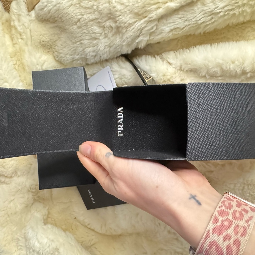 Prada Elegant Black Sunglasses - Picture 3 of 4